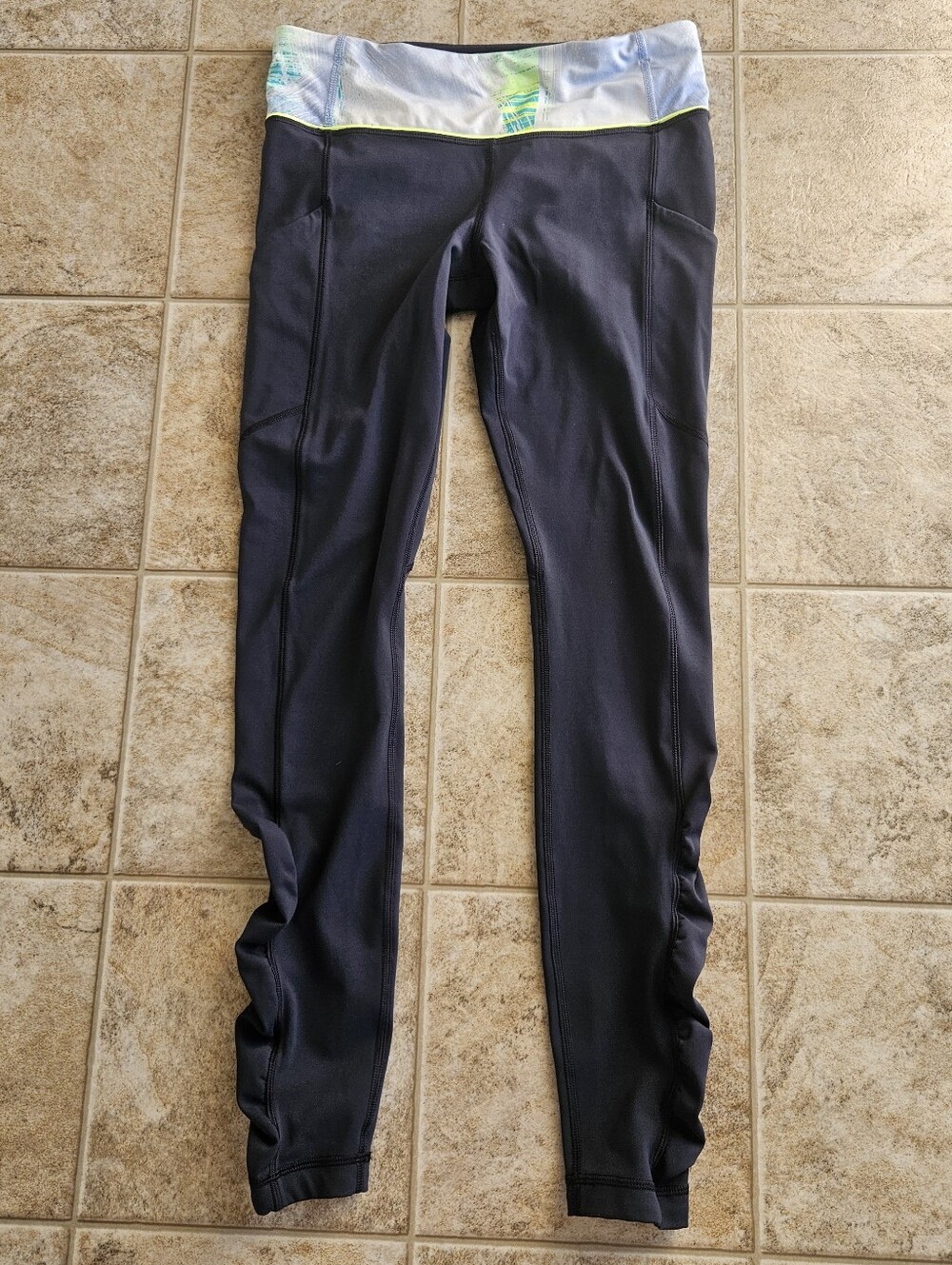 Lululemin Leggings with White & Green Waistband Suze 6